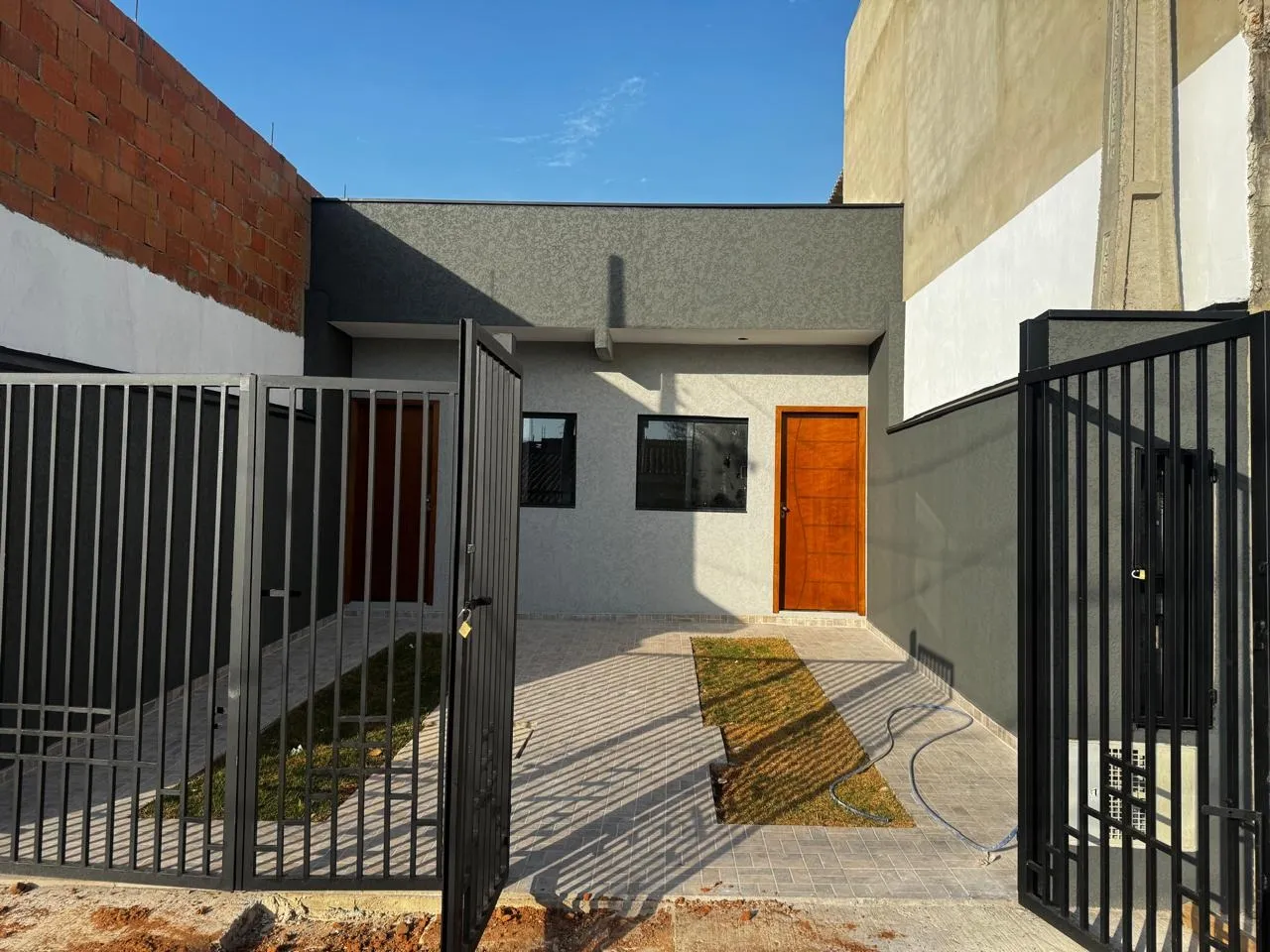 Imagem Casa nova, construída em 2025, 51,90 m² de área construída, 2 dormitórios, 1 banheiro, sala, cozinha, área de serviço e garagem para 1 carro e 1 noto.