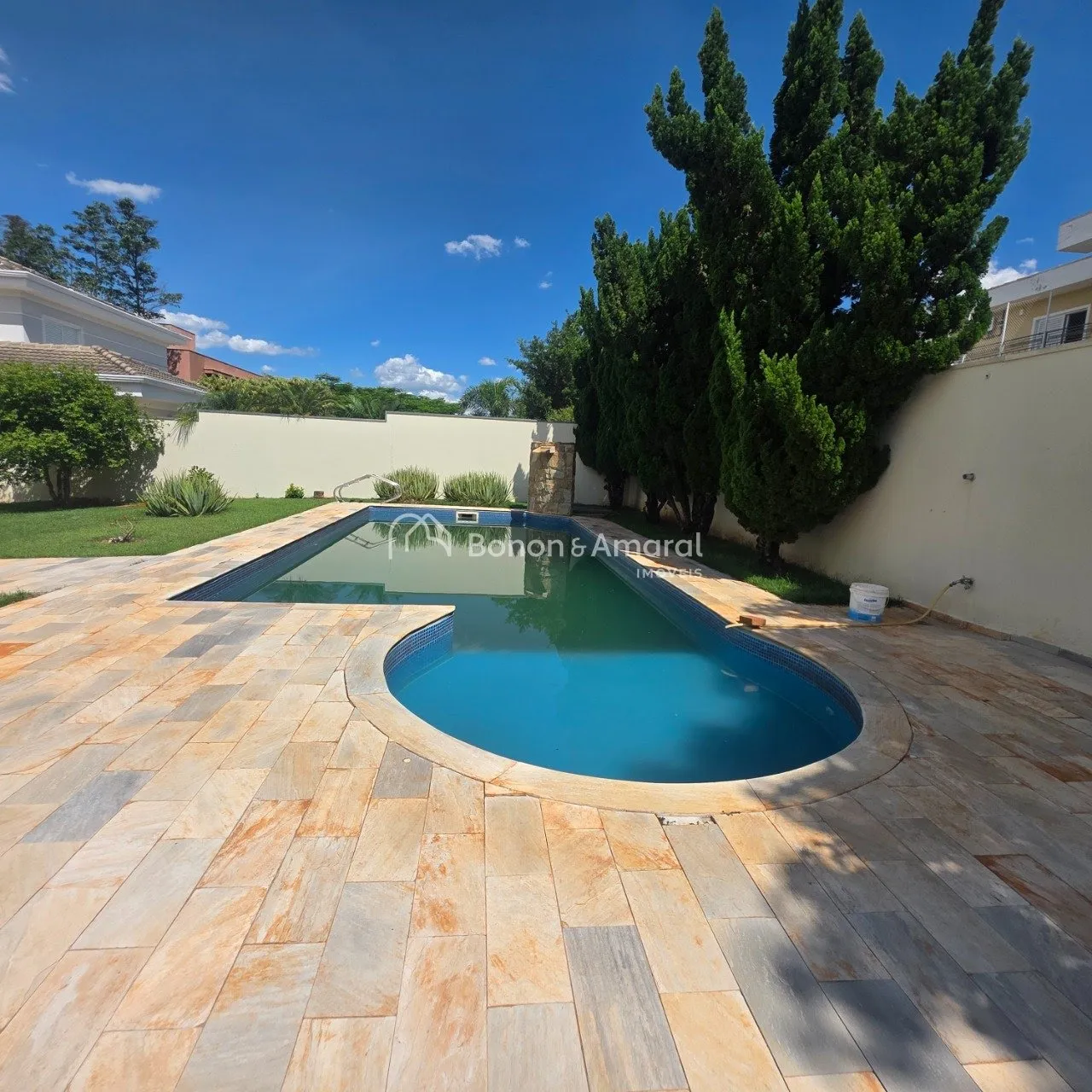 Imagem Sobrado com 316m², 4 suítes, 3 com closet, com piscina em Barão Geraldo