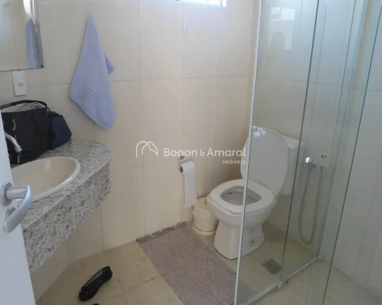 Imagem Encante-se com esta linda casa de acabamento impecável, localizada em um dos melhores condomínios ...