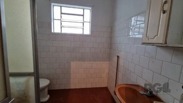 Imagem Casa /Sobrado com apartamento e loja, estacionamento, a venda no Bairro Jardim Itu. Lojão embaixo com dois banheiros e divisórias,