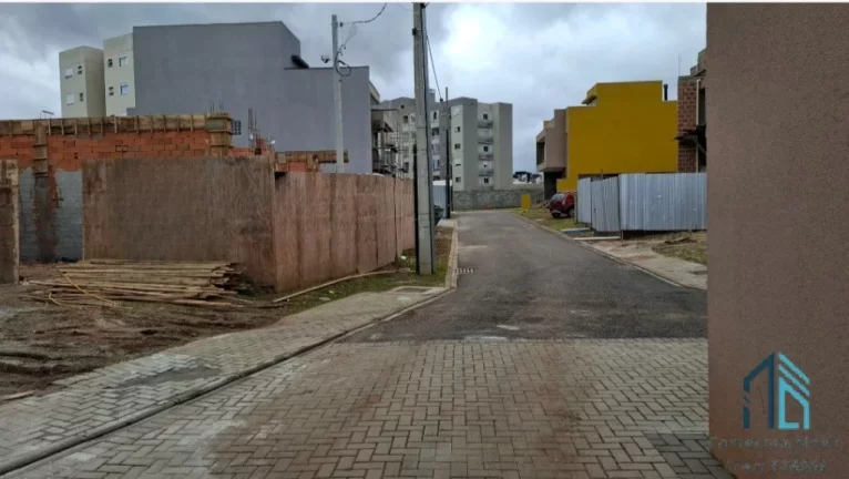 Imagem Casa de alvenaria, nova, em condomínio, Semi Mobiliada no Bacacheri em Curitiba PR