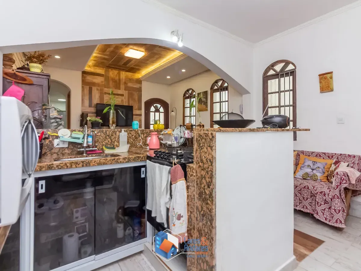 Imagem Sobrado para venda em Vila Zat com 5 quartos, sendo 2 suítes, 200m²