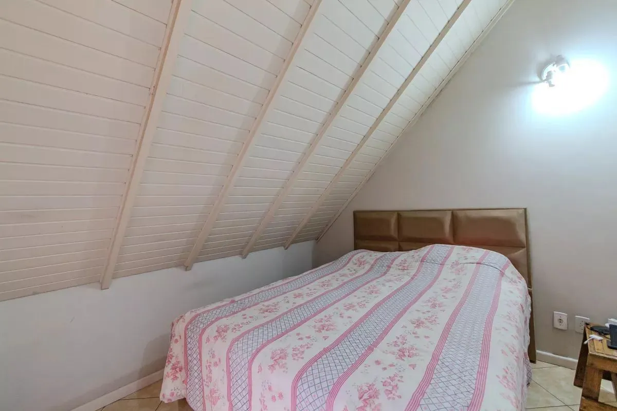Imagem Casa de condomínio, 3 dormitórios, 1 suíte e 2 vagas cobertas no bairro Teresópolis.