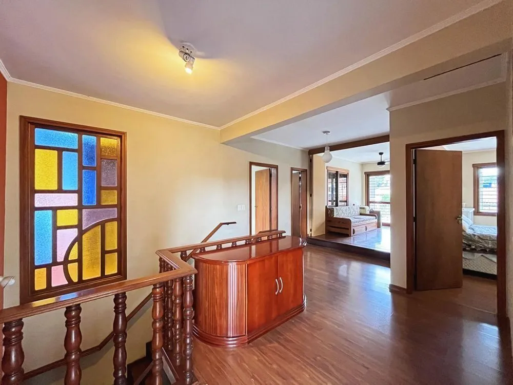 Imagem Casa ampla com piscina, adega, quiosque com churrasqueira e casa nos fundos (edícula).