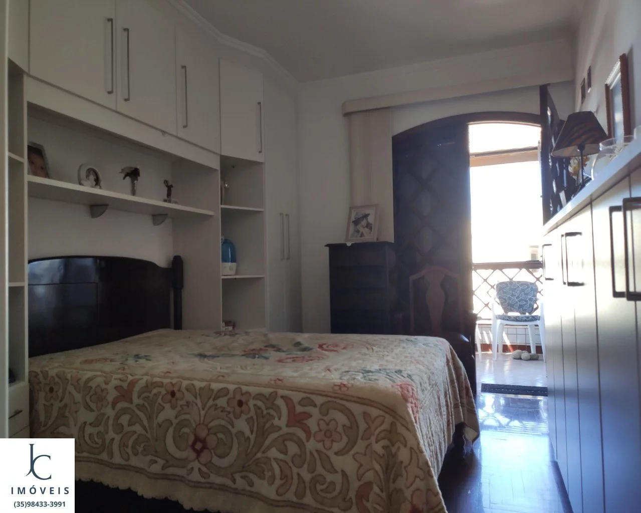 Imagem Maravilhoso apartamento à venda no centro de São Lourenço MG. Sala e quarto com varanda. Edifício com piscina, sauna, salão de jogos e de festas