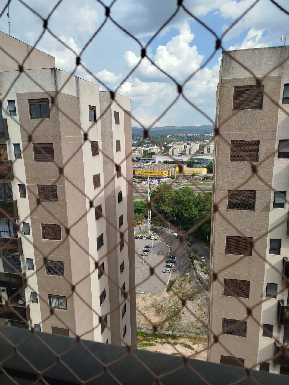 Imagem Apartamento em andar alto - Residencial Paris estuda permuta por lote