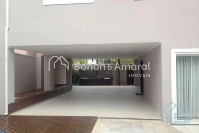 Imagem Casa ampla estilo sobrado com 375 m² de área construída, 4 quartos suítes, sendo 2 deles com hid...