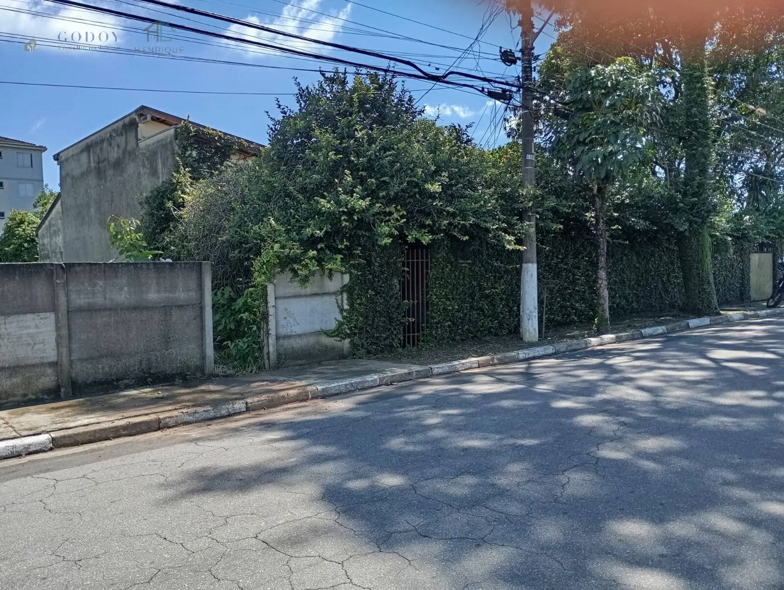 Imagem Esquina Estratégica com 3 Frentes e 1.200m² - Excelente Aproveitamento