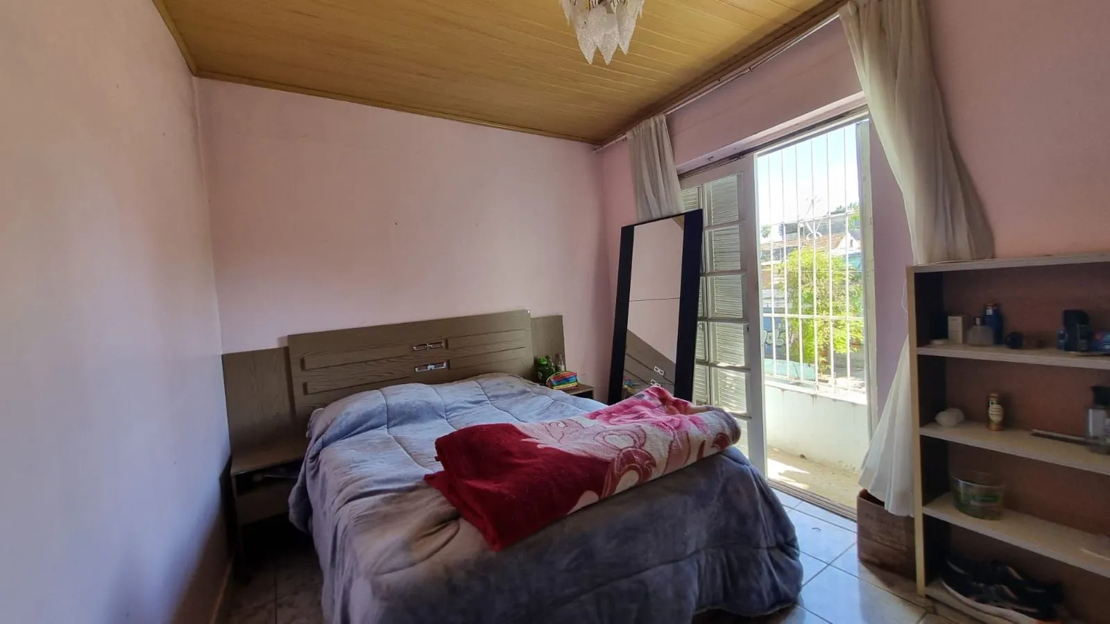 Imagem Casa Residencial de 2 pisos com 3 dormitórios , 2 banheiros + 1anexo com 2 aptos JKs , construído nos fundos do terreno no bairro Cidade Baixa/Azenha em Porto Alegre/RS.