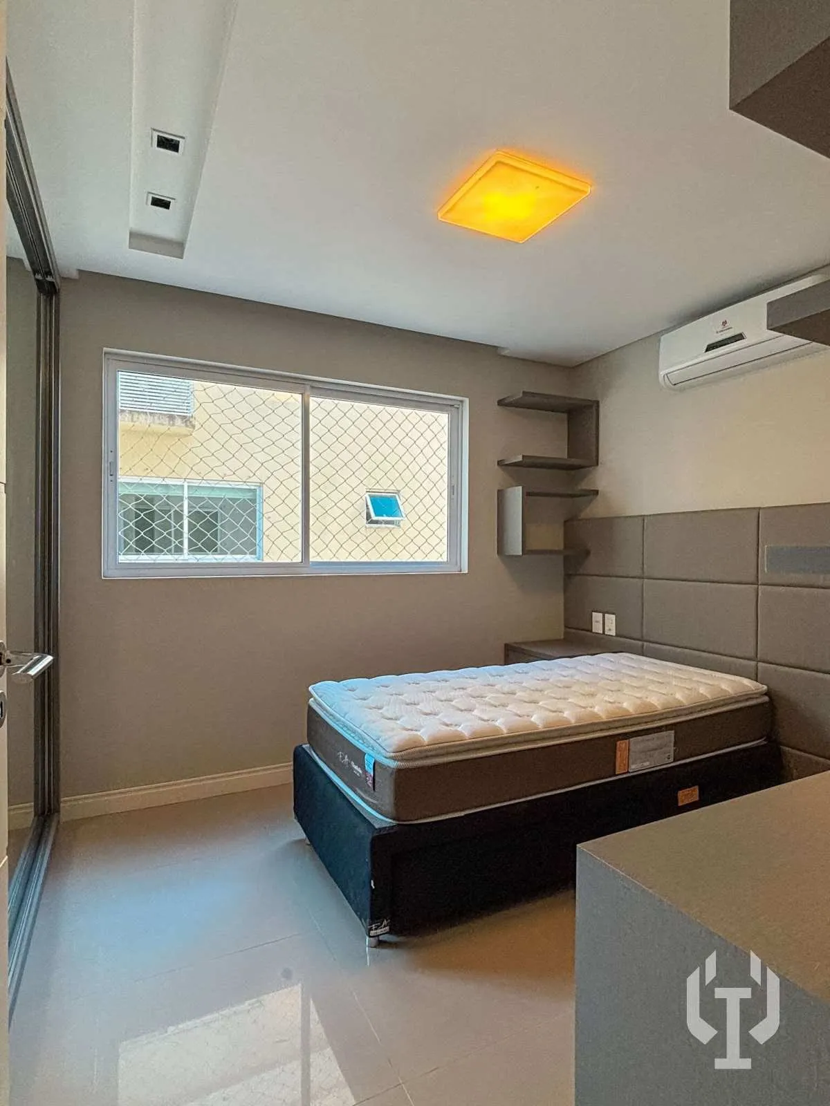 Imagem Apartamento de 2 suítes e 2 vagas de garagem em Meia Praia