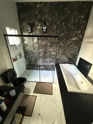 Imagem Casa à venda no Parque das Laranjeiras II em Uberaba - 3 suítes, piscina, varanda gourmet