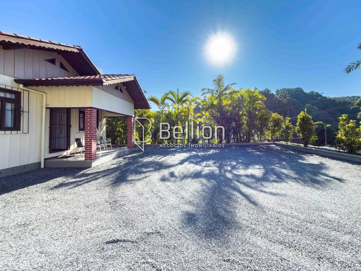 Imagem Com duas casas e 2.500m de terreno, medindo 50x50m, essa propriedade é a escolha certa para quem valoriza espaço e quer um imóvel que proporcione várias possibilidades.