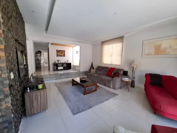 Imagem Vendo esta espetacular casa em Nova Friburgo. Próximo ao centro.