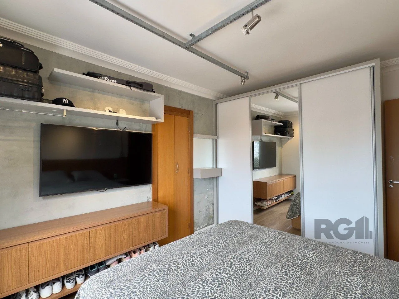 Imagem APARTAMENTO MOBILIADO COM PLANTA DIFERENCIADA E ÓTIMA LOCALIZAÇÃO