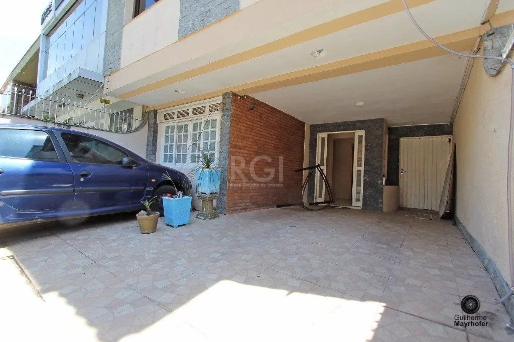 Imagem Casa para Venda - 300m², 6 dormitórios, sendo 1 suites, 3 vagas - Menino Deus