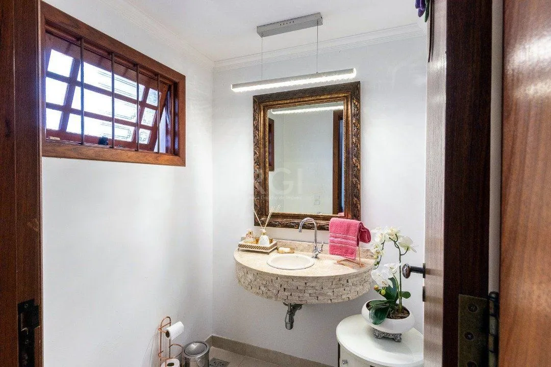 Imagem Casa para Venda - 293.76m², 3 dormitórios, sendo 1 suites, 6 vagas - Guarujá
