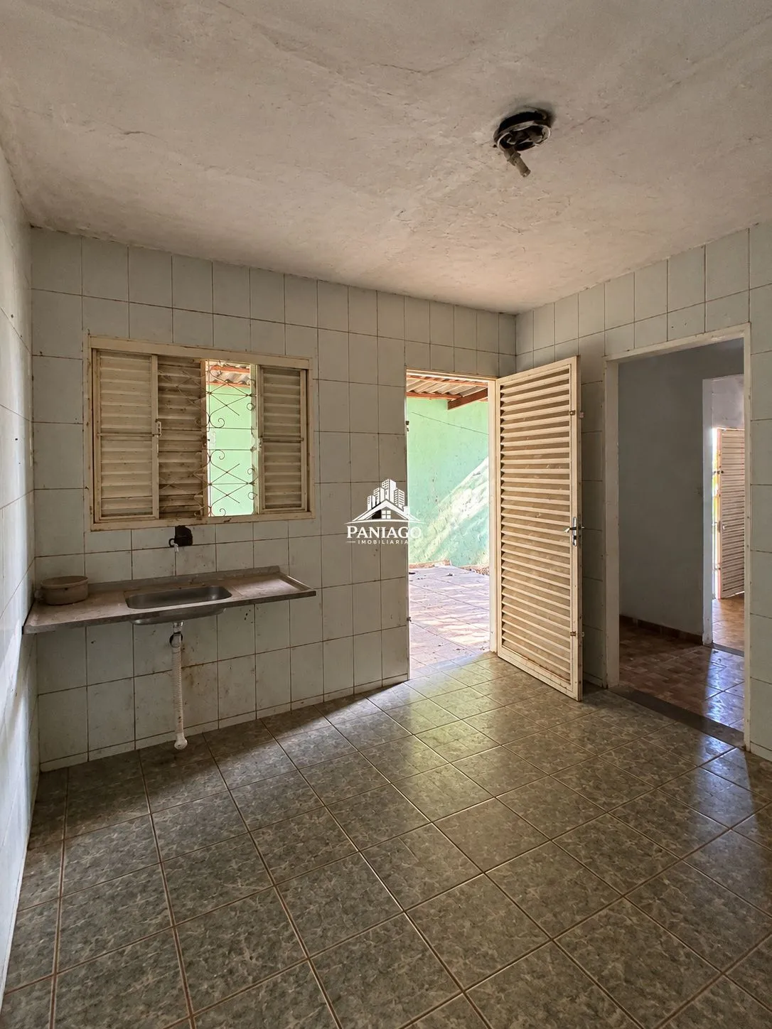 Imagem Casa Quintal, Espaço Externo, Localizada no Bairro Areão, Próxima à Região Centr