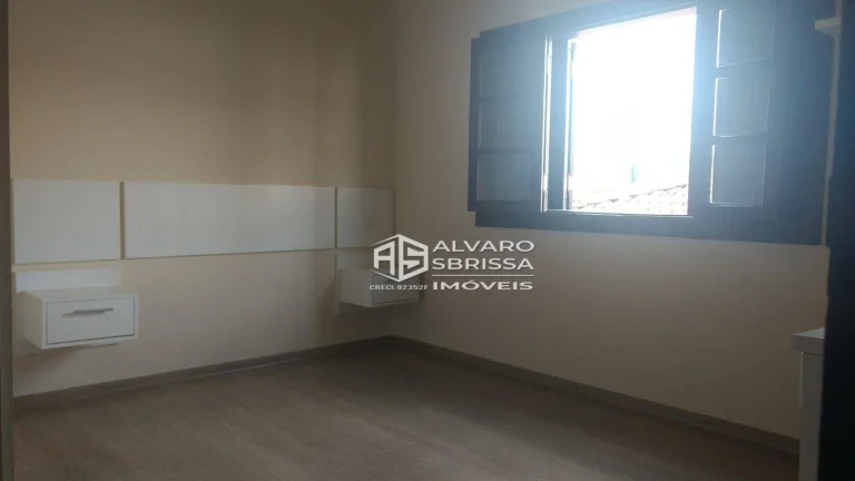 Imagem Casa estilo colonial, possui 3 suítes com ar condicionado e armários. Condomínio Portella Itu SP