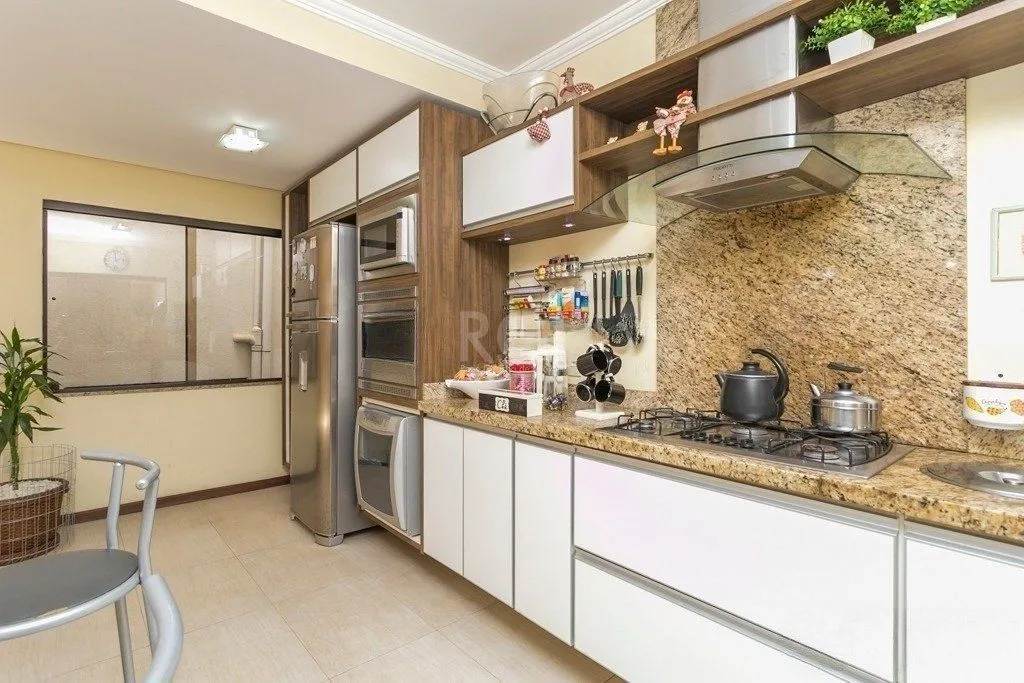 Imagem Excelente casa em condomínio com 3 suítes, piscina e 3 vagas de garagem