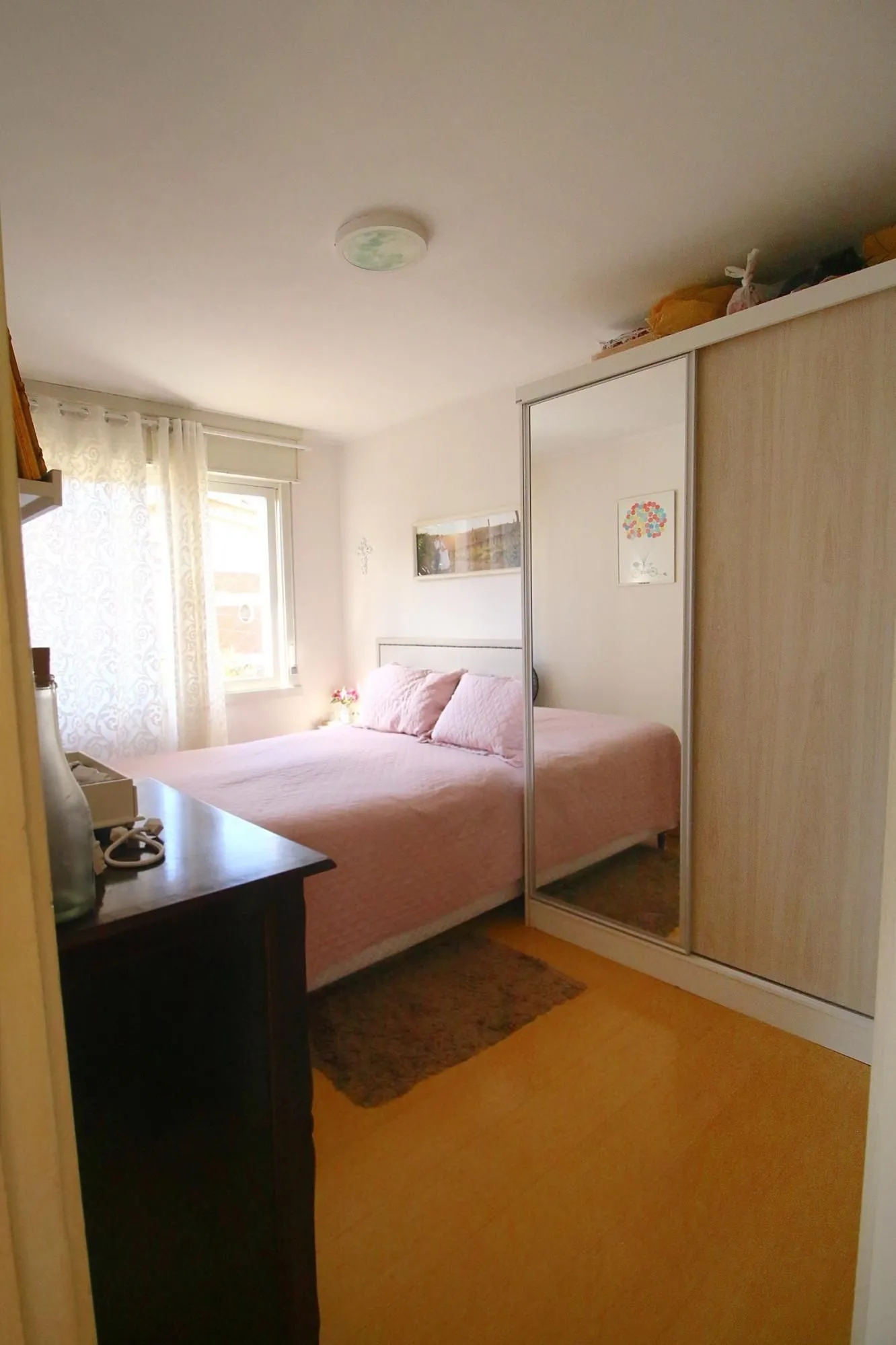 Imagem Apartamento Semi Mobiliado com Vista para Praça na Medianeira - 2 Dormitórios e Excelente Localização!