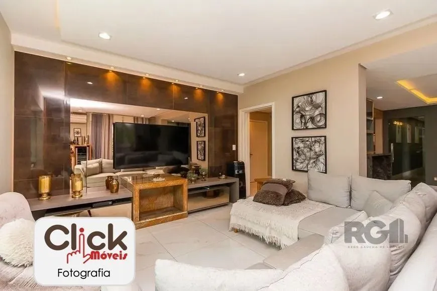 Imagem Apartamento 4 dormitórios, sendo 1 suíte, 193 m² de área privativa e 2 vaga(s) de garagem. Localizado na Rua/Av. Carlos Gomes, no bairro Auxiliadora em Porto Alegre.