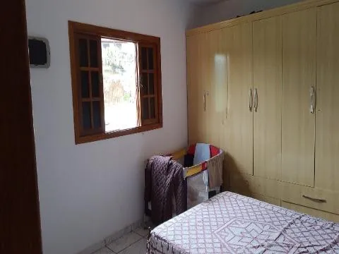 Imagem VENDA DE CASA NO COPACO, EM ARUJÁ/SP, 147m² com 3 suítes, quintal amplo, churrasqueira, sala de estar e jantar e garagem coberta. CONSULTE-NOS.