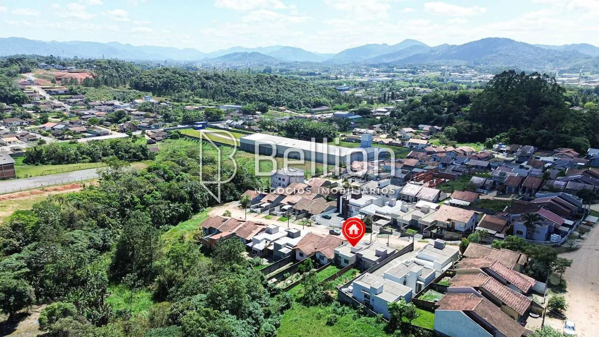 Imagem Residência situada em um bairro tranquilo em Timbó. Com um terreno espaçoso de 262,50 m², esta propriedade oferece um espaço para sua família desfrutar.