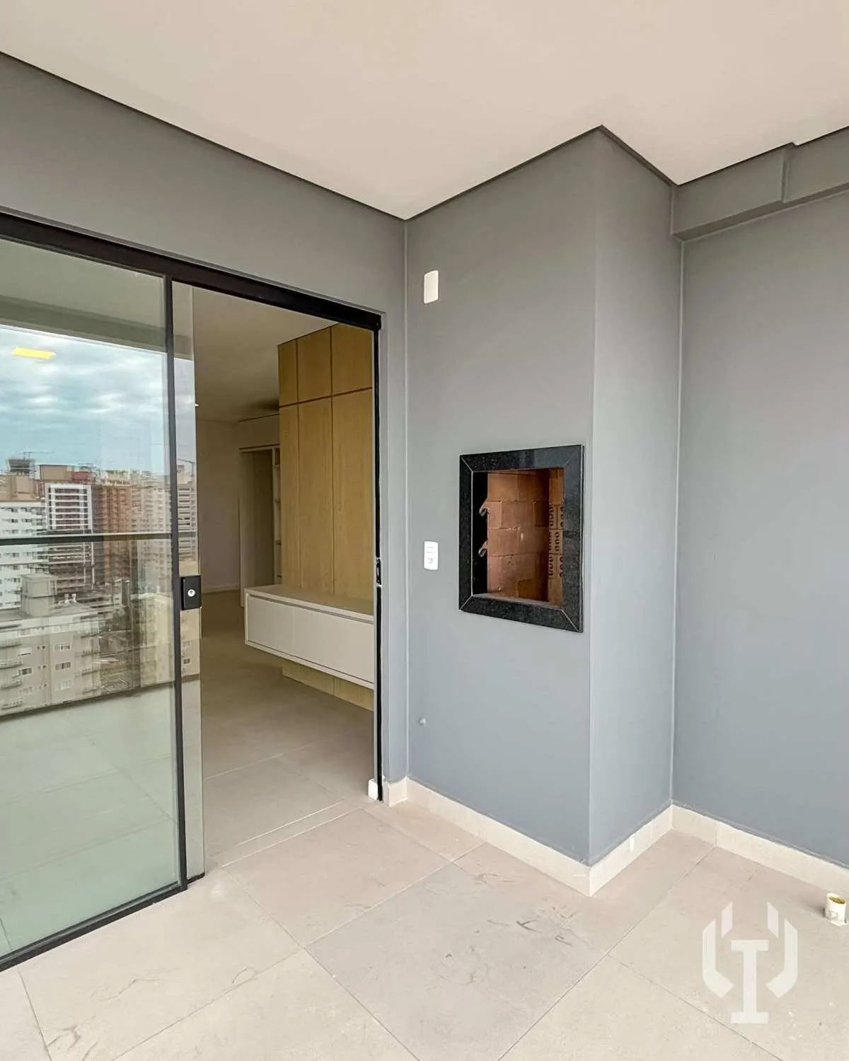 Imagem Apartamento semimobiliado com 2 suítes em Itapema