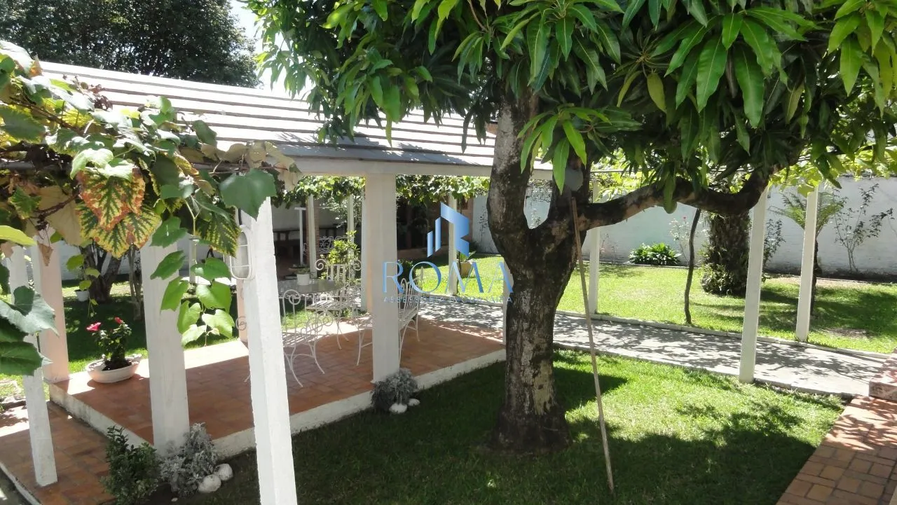 Imagem Casa à Venda no Centro de Santa Maria com 5 Dormitórios, Piscina e Salão de Fest
