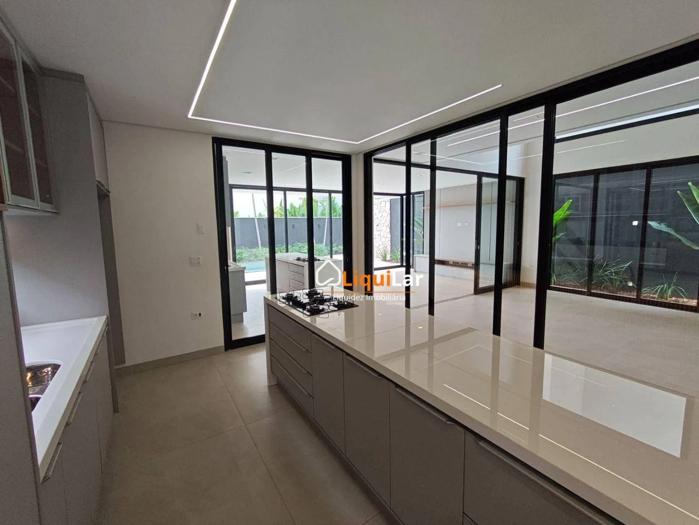 Imagem Sobrado de Alto Padrão no Alphaville II com 4 Suítes, Piscina e Suíte Master com Closet