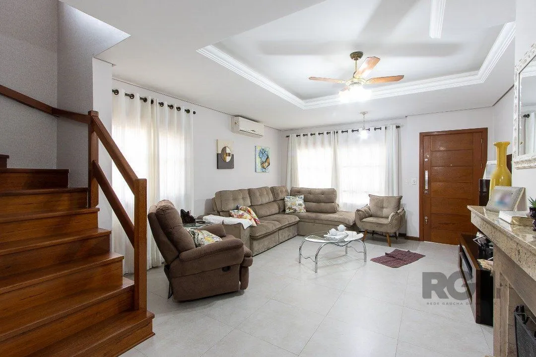 Imagem Casa para Venda com 3 dormitórios, sendo 1 suítes e 2 vagas no bairro Hípica