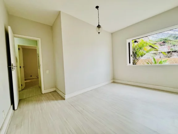 Imagem Casa para Venda em Teresópolis, Agriões, 5 dormitórios, 2 suítes, 3 banheiros, 2 vagas