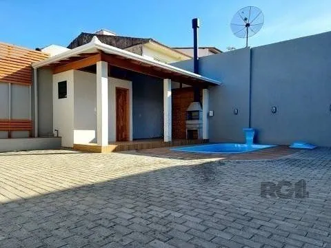 Imagem Excelente casa de 85m² com 2 dormitórios, piscina e 6 vagas.