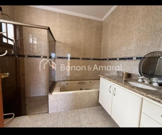 Imagem Encante-se com esta excelente residência em um dos condomínios mais tradicionais e seguros de Camp...