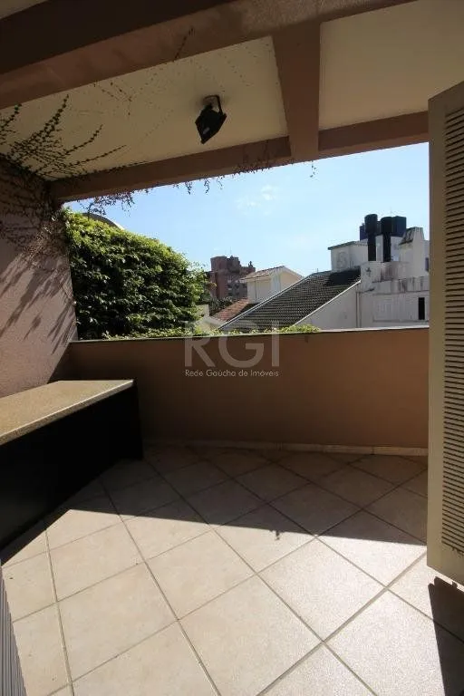 Imagem Casa para comprar com 4 dormitórios, 330m² - Chácara das Pedras - Porto Alegre