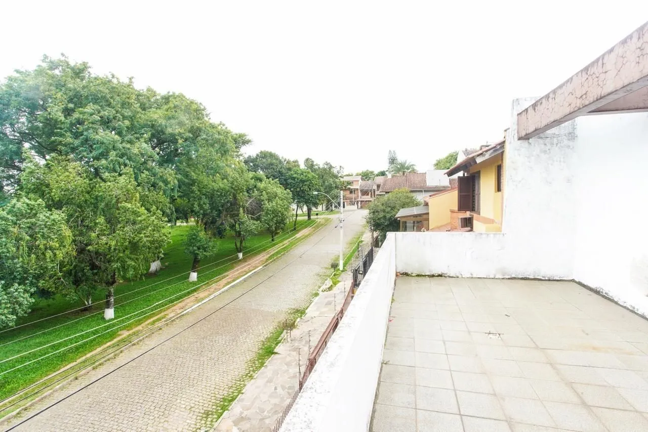 Imagem Casa com 300m², localizada na zona sul de Porto Alegre, com lareira, piscina e 3 vagas de garagem cobertas.