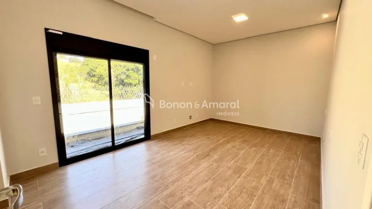 Imagem Suítes: 3 suítes, sendo:
2 Suítes com Closet: Oferecendo espaço extra para organização.
1 Suí...