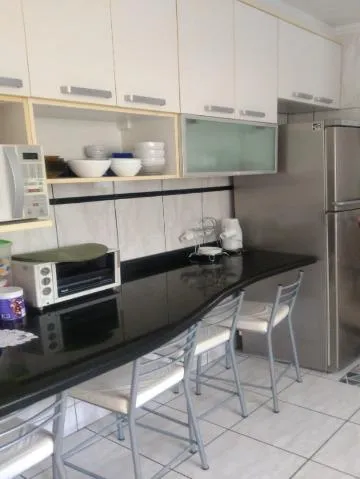 Imagem VENDA DE CASA NO CONDOMÍNIO ARUJÁ COUNTRY CLUB, EM ARUJÁ/SP, 200m² com 3 quartos, suíte, hidro, planejados, sala com lareira e 3 vagas. CONSULTE-NOS.