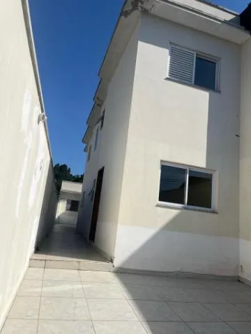 Imagem VENDA DE SOBRADO NO JORDANÓPOLIS, EM ARUJÁ/SP, 150m² com 2 suítes, sala de estar, quintal, edícula com banheiro e garagem para 2 autos. CONSULTE-NOS.