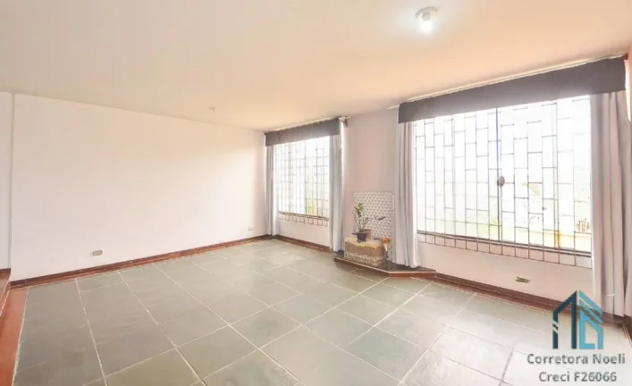 Imagem Casa com edícula a venda, 04 quartos sendo 02 suítes, no Bairro Guabirotuba em Curitiba PR