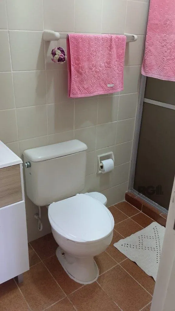 Imagem Com 2 quartos espaçosos, 1 banheiro, e 1 vaga de garagem