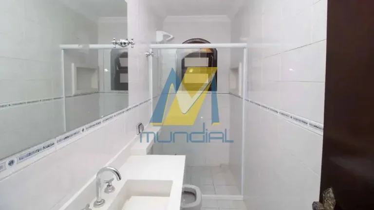 Imagem O imóvel conta com 4 dormitórios, sendo 1 suíte com banheira e sacada.