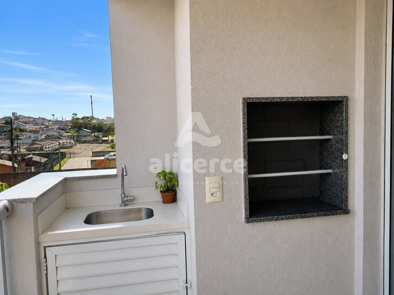 Imagem Apartamento com 2 dormitórios, suíte e churrasqueira na sacada em Areias - São José/SC