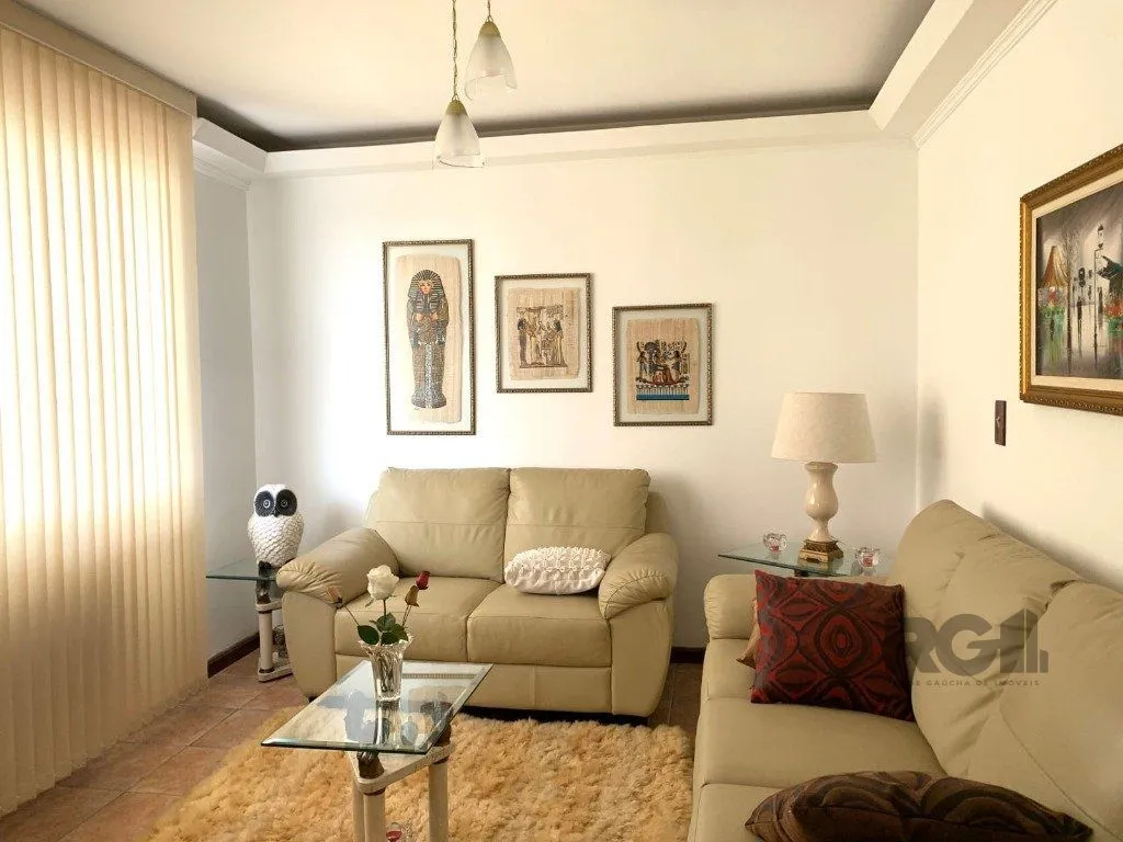 Imagem apartamento de 3 dormitórios , transformado em 2 com fácil reversão, Living para dois ambientes, com sacada fechada.