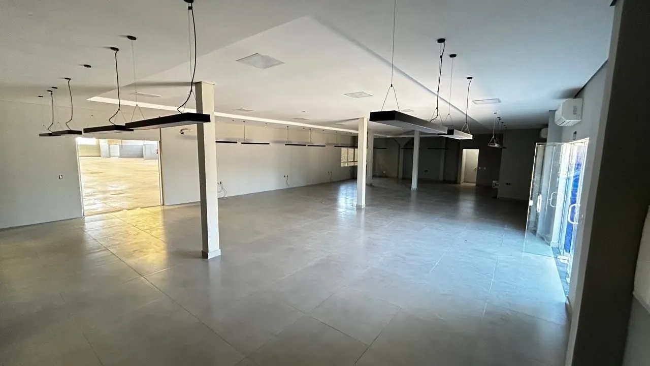 Imagem MÁFFER IMÓVEIS ALUGA - OPORTUNIDADE COMERCIAL IMPERDÍVEL! Localização estratégica: Próximo ao Aeroporto Salgado Filho, com fácil acesso logístico e viário. Área total: 3.351,30 m² Amplo estacionamento: Espaço para automóveis, motos e caminhões ️ Pavilhão 
