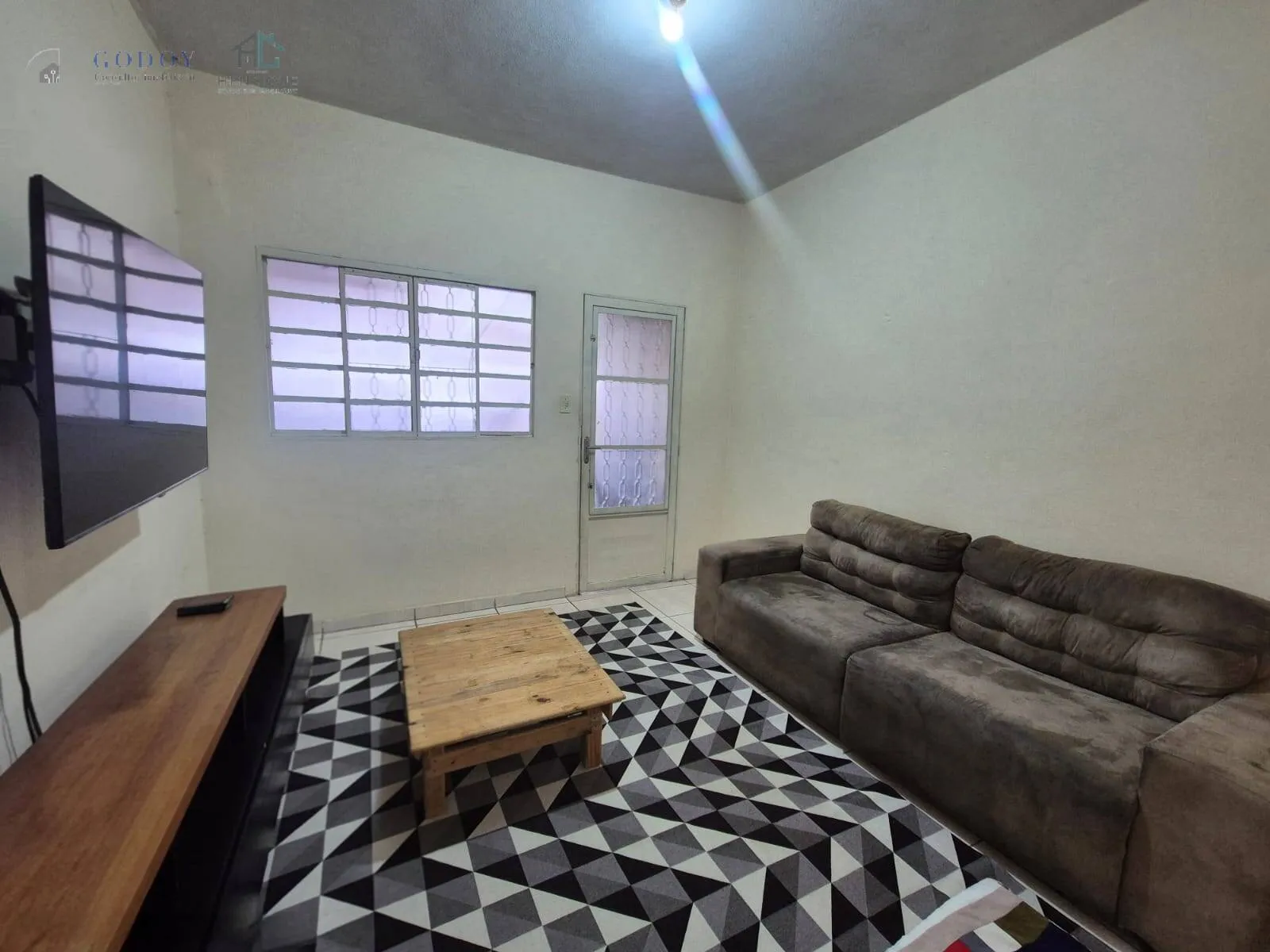 Imagem Casa com 2 Dormitórios e Garagem para 2 Carros