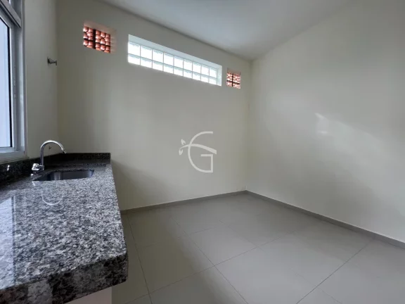 Imagem Essa casa de alto padrão é linda e encantadora.