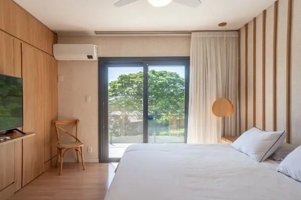 Imagem Casa com 3 suítes amplas, além de uma sala generoso com lareira e 2 vagas de garagem.
