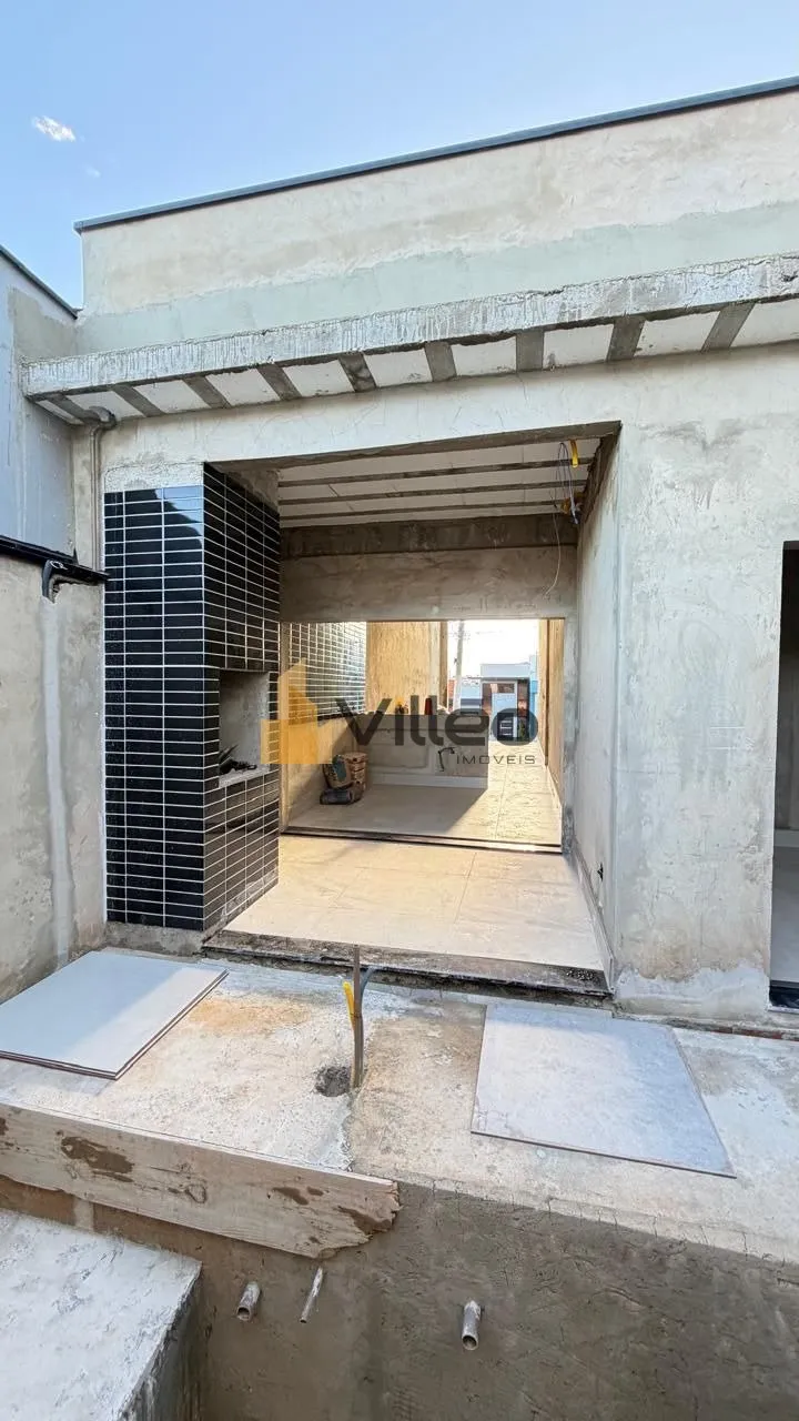 Imagem Apresentamos esta belíssima casa térrea com arquitetura moderna e pé-direito alto de 6 metros, qu...