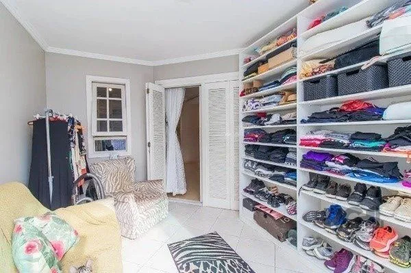 Imagem Casa impecável com 3 quartos (1 suíte) e 2 vagas cobertas,